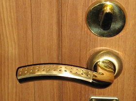 Замена дверной ручки входной двери в Великом Новгороде